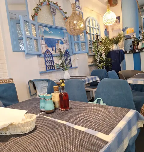 Sala z rattanowymi lampami
